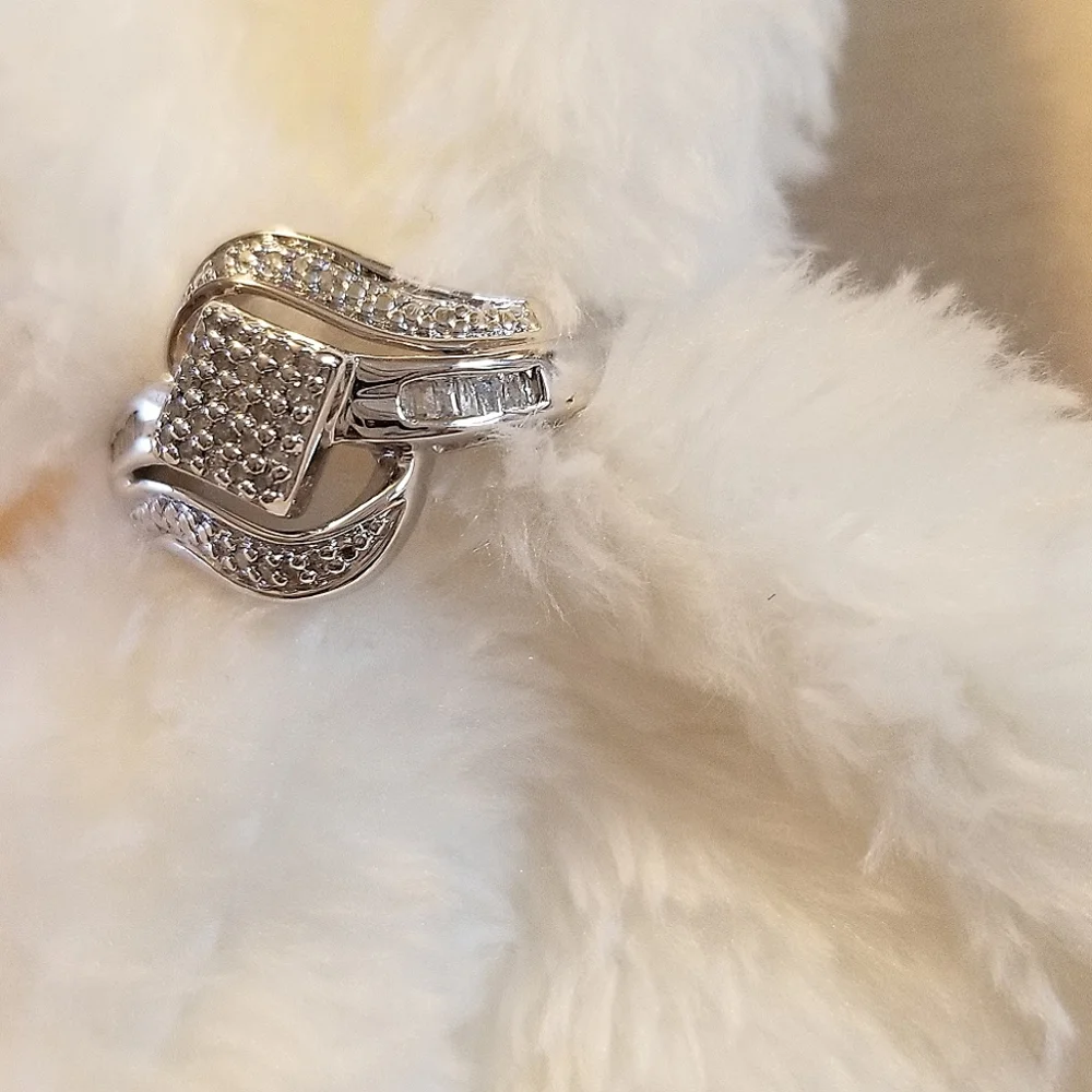 Sterling silver 1/6 cttw genuine diamond fashion ring
